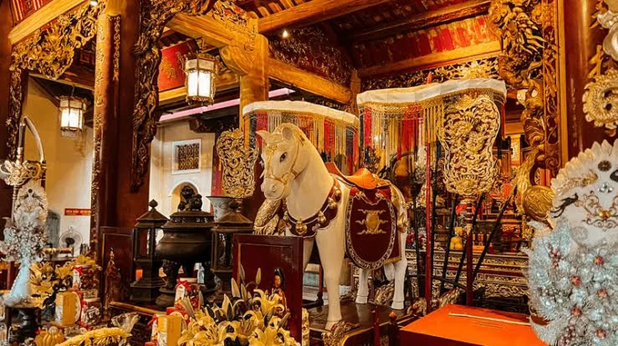 Bach Ma Temple White Horse Statue — Bach Ma Temple