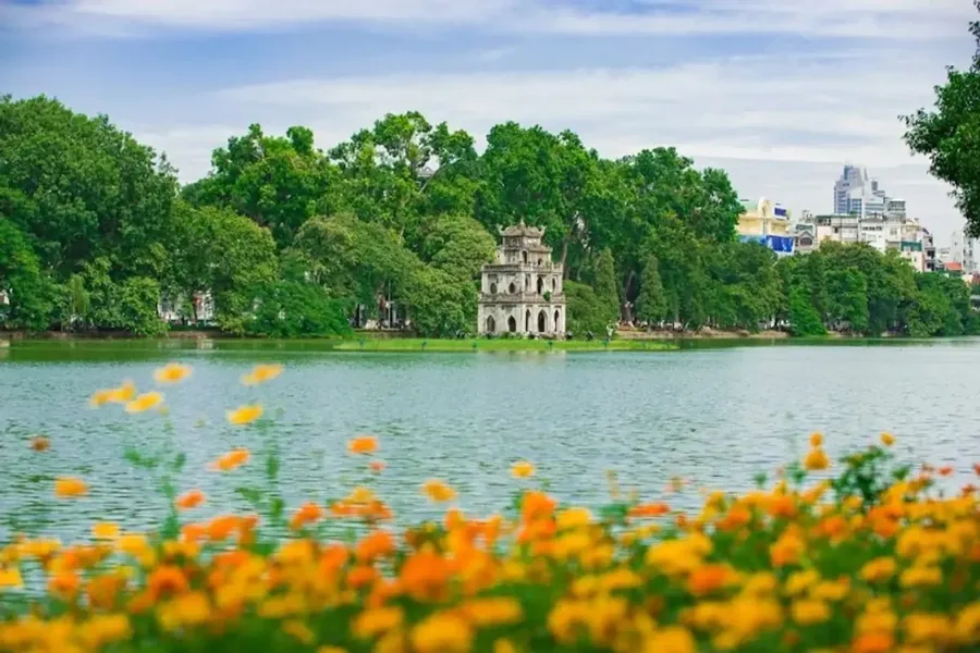Tourists At Hoan Kiem Lake Hanoi — Hoan Kiem Lake