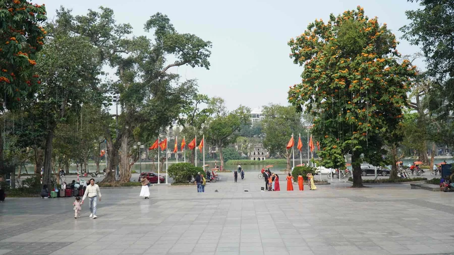 Hoan Kiem Lake Dinh Tien Hoang Plaza — Hanoi