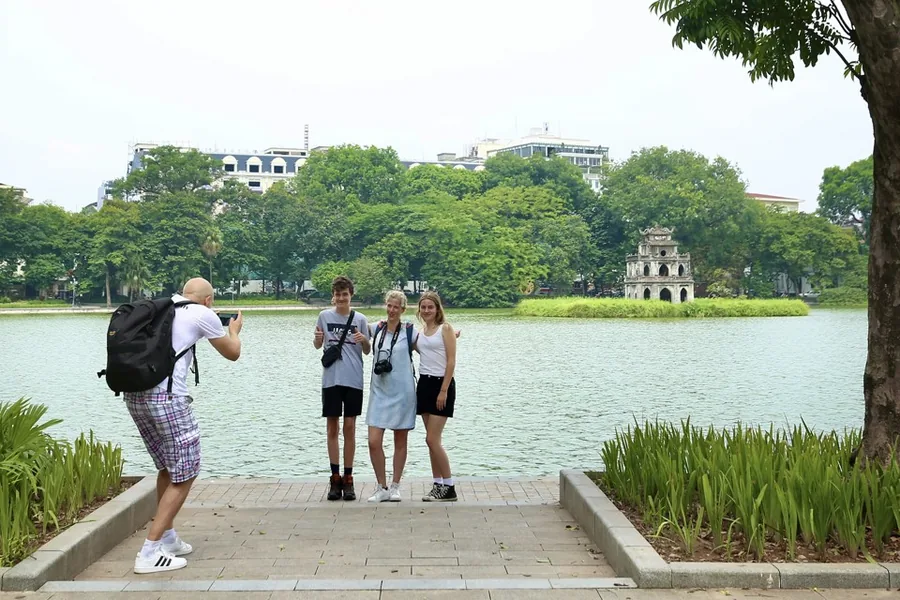 Tourists At Hoan Kiem Lake Hanoi — Hanoi